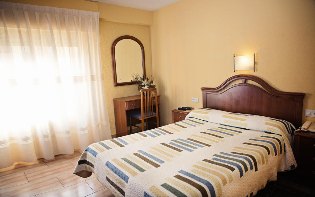 Hostal Guzman El Bueno By Gaiarooms ليون الغرفة الصورة