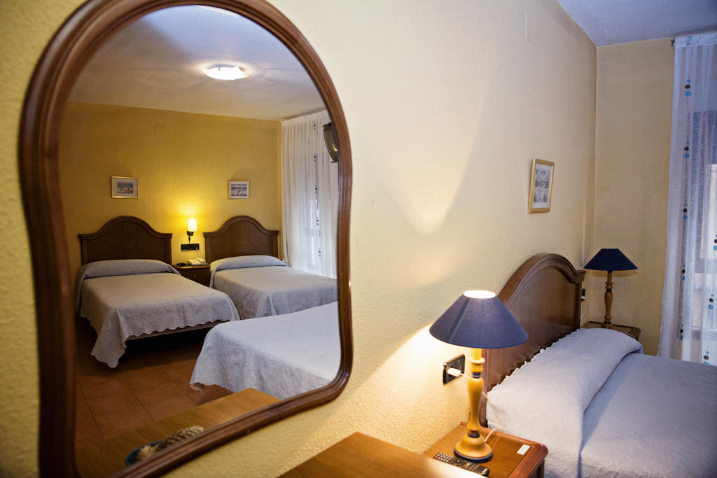 Hostal Guzman El Bueno By Gaiarooms ليون الغرفة الصورة
