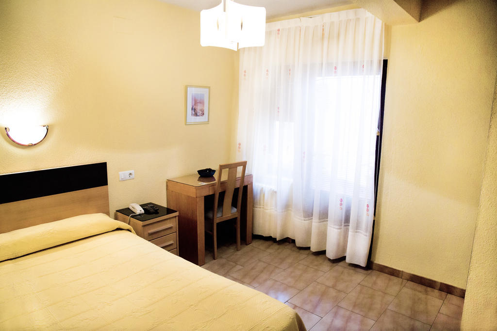 Hostal Guzman El Bueno By Gaiarooms ليون الغرفة الصورة