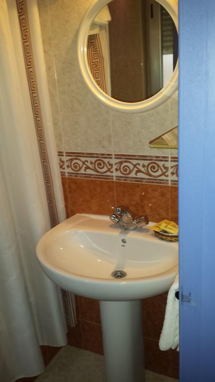 Hostal Guzman El Bueno By Gaiarooms ليون الغرفة الصورة